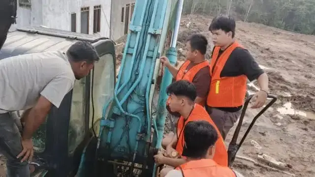 Pendamping memberikan penjelasan kepada peserta Pelatihan Excavator LPPM EDUARDO