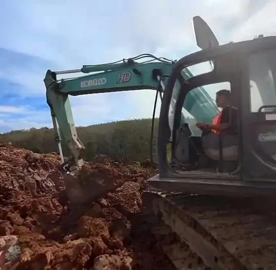 Peserta berlatih mengendalikan Excavator dari dalam kabin