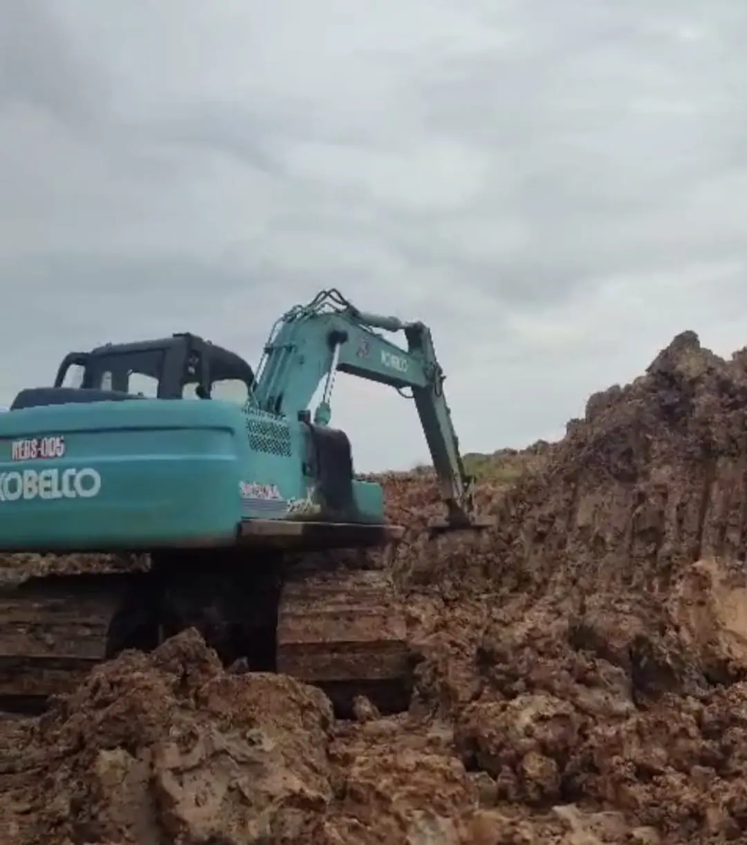Excavator melakukan praktik digging pada medan tanah