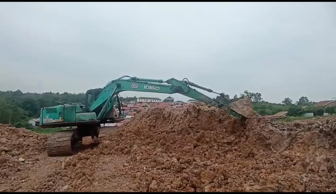 Praktik pemindahan material menggunakan Excavator di lapangan