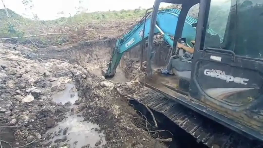 Praktik Excavator pada medan berlumpur dan area penggalian