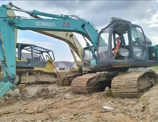 Peserta mengoperasikan Excavator pada area praktik LPPM EDUARDO