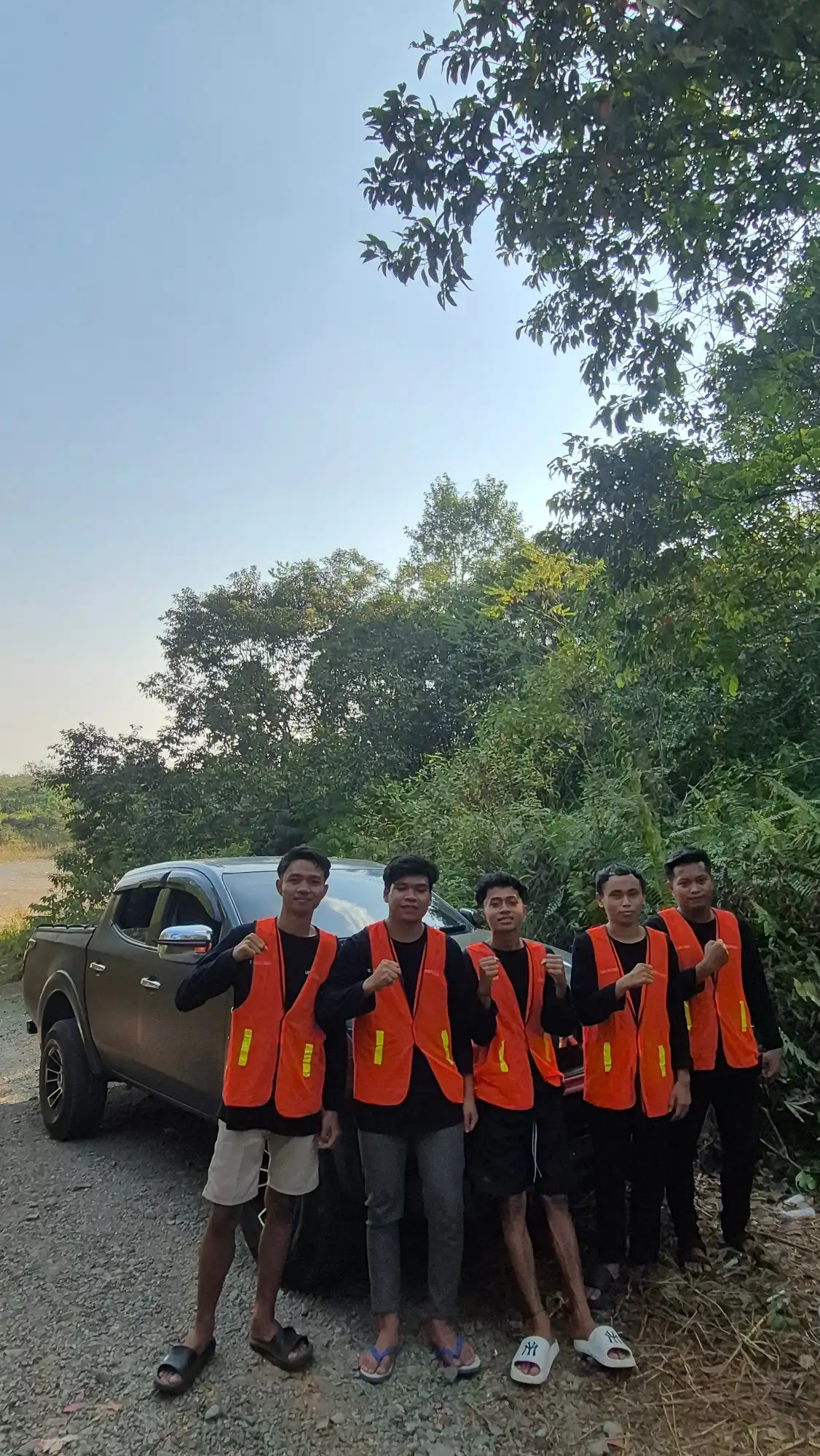 Instruktur mendampingi peserta melakukan pemeriksaan unit LV 4x4