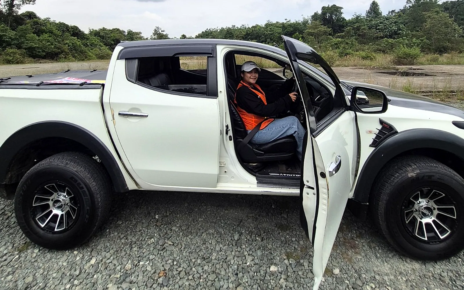 Peserta Pelatihan Sarana LV 4x4 LPPM EDUARDO sedang praktik menggunakan unit 4x4 di lapangan.