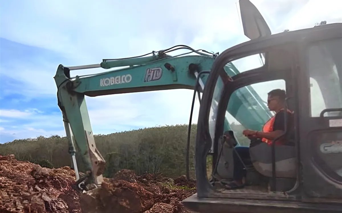Peserta Pelatihan Excavator LPPM EDUARDO sedang mengoperasikan unit excavator untuk praktik digging dan loading