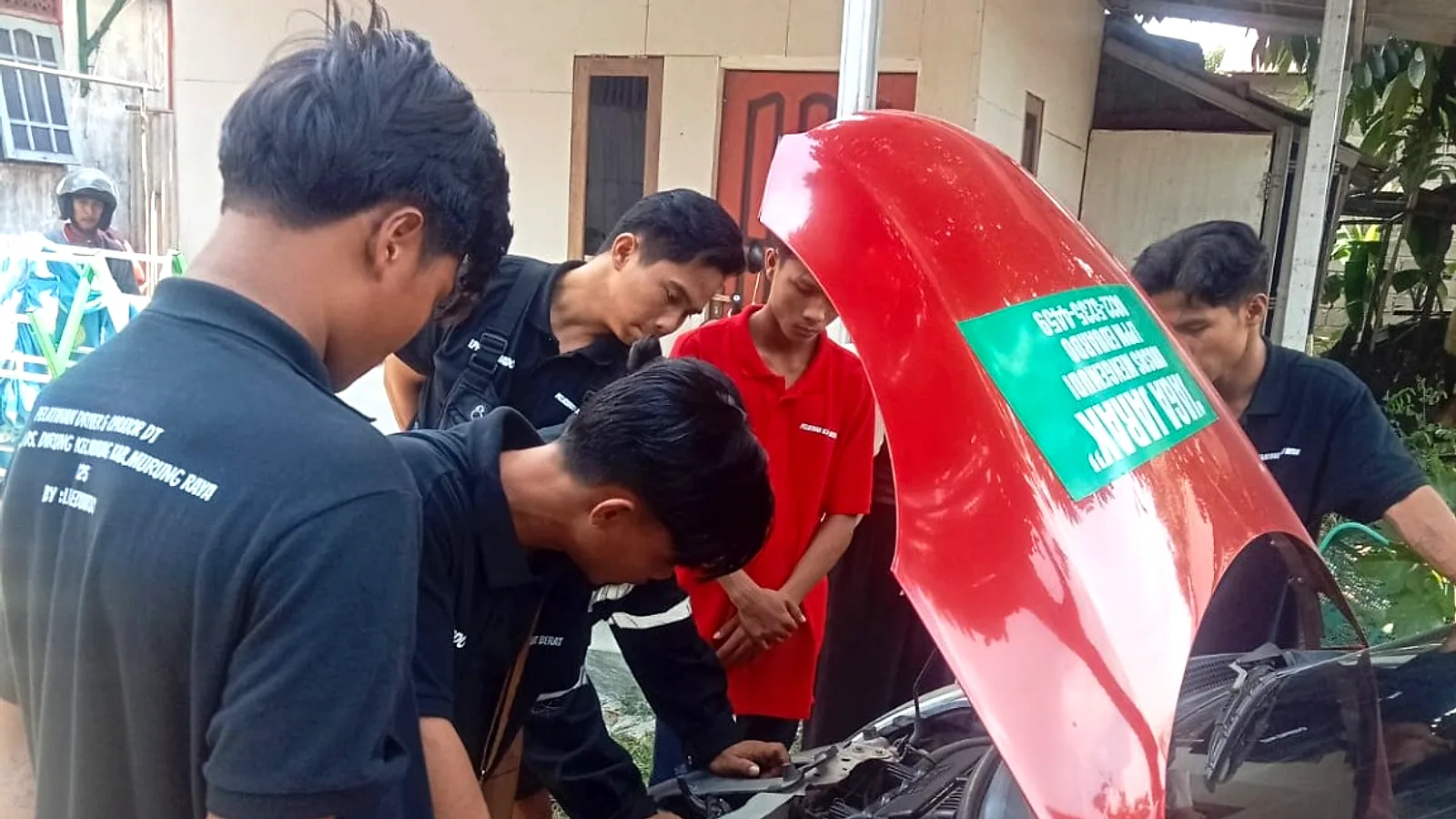 Peserta Program Mobil Ringan LPPM Eduardo sedang melakukan pemeriksaan harian kendaraan sebelum praktik mengemudi.