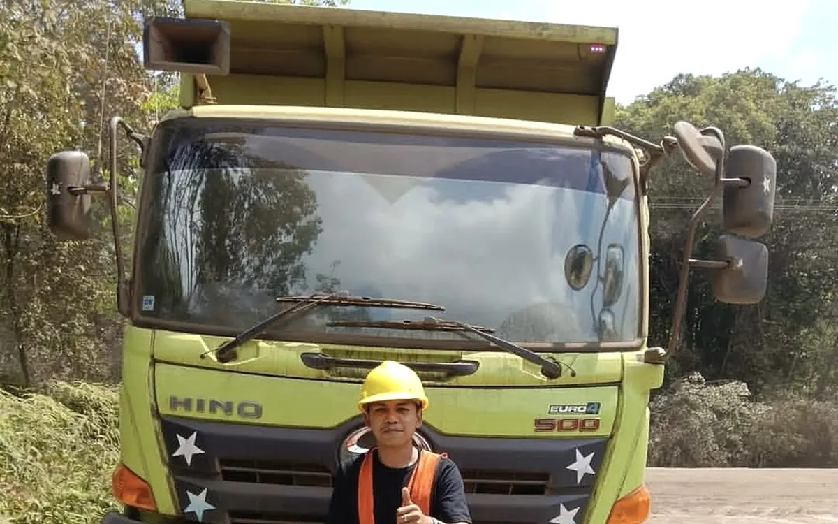 Peserta Pelatihan DT Tronton Hino R10 LPPM EDUARDO bersama unit Hino 500 di jalur pelatihan